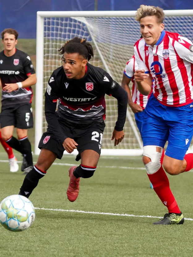 Atlético Ottawa surprend Cavalry FC pour obtenir leur première victoire en Première ligue canadienne