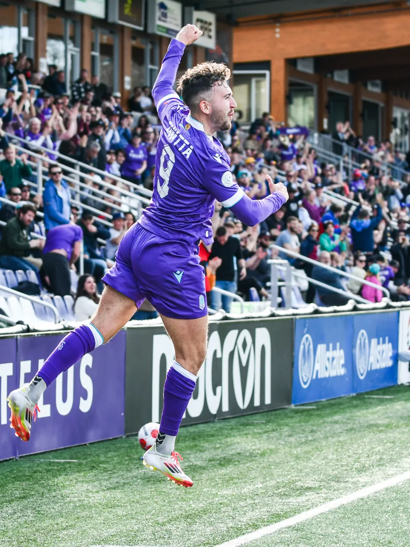 Dario Zanatta pounces on rebound vs. Valour FC