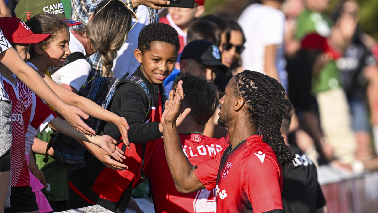 Ali Musse with Young Fans