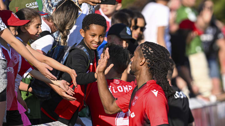 Ali Musse with Young Fans